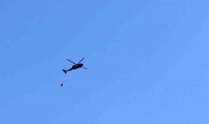 Ormanlık alanda çıkan yangın helikopterle söndürüldü