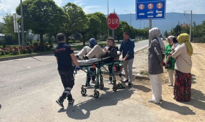 Otomobil ile çarpışan motosiklet yola savruldu