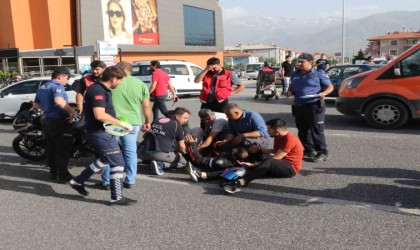 Otomobille çarpışan motosiklet sürücüsü ağır yaralandı