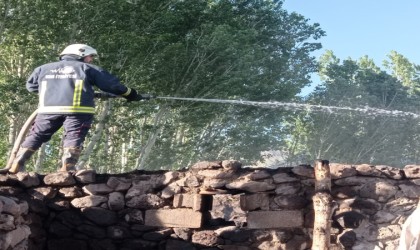 Özalpte ahır, tandır evi ve odunluk yangını