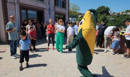 Özel çocuklarla hem oynadılar hem mısır ikram ettiler