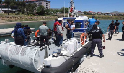 Özel öğrenciler polis botuyla Van Gölünü gezdi