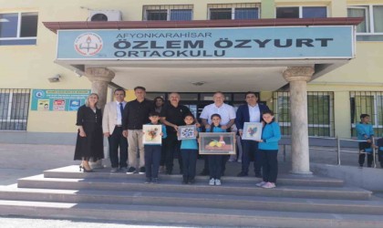 Özlem Özyurt Ortaokulunda yıl sonu sergisi açıldı