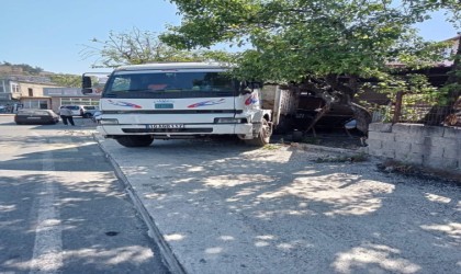 Park halindeki kamyonun freni boşaldı