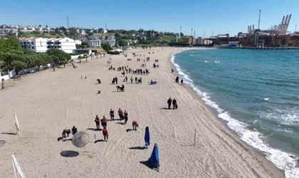 Plajları temizlediler: 1 saate 200 torba çöp çıktı