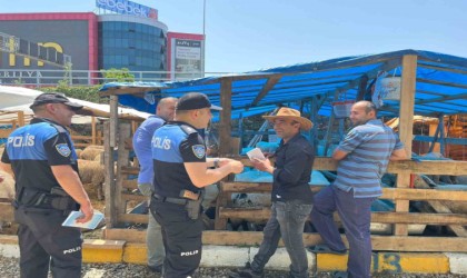 Polis ekiplerinden kurban pazarında sahte para uyarısı