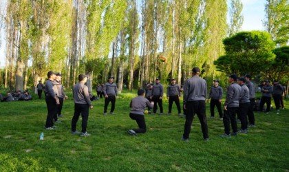 Polis Okulu öğrencileri önce piknik ardından çevre temizliği yaptılar