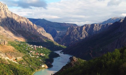 Sakin şehir Kemaliye, yaz aylarında ilçe nüfusunun 10 katı ziyaretçi ağırlıyor