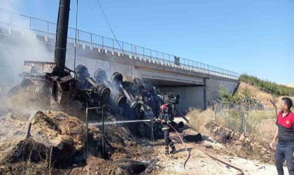 Şanlıurfada devrilen saman yüklü tır alev alev yandı