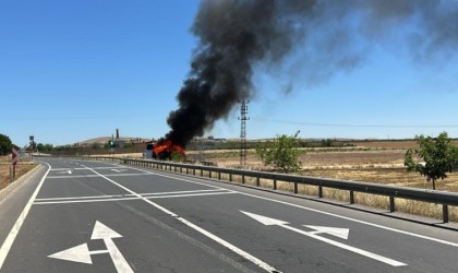 Şanlıurfada emniyet personelini taşıyan midibüs alev alev yandı