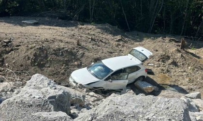 Şarampole uçan otomobilin sürücüsü yaralandı