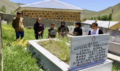 Şehit babanın Babalar Günü çocukları tarafından mezarı başında kutlandı