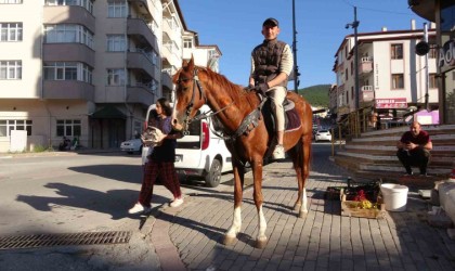 Şehrin ortasında atla gezintiye çıktı, görenler şaşkınlıklarını gizleyemedi