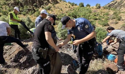 Şemdinli-Derecik yolu 40 yıl aradan sonra çöplerden arındırıldı