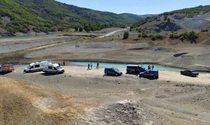 Serinlemek için baraja giren genç boğuldu