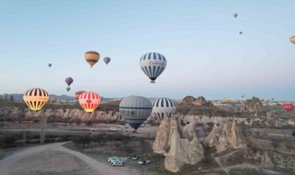 Sıcak hava balon pilotları 300 saatlik eğitimden geçiyor