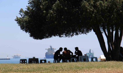 Sıcak havada bici bici yiyerek serinlediler