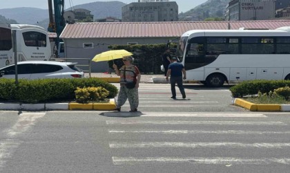 Sıcak havadan şemsiye açarak korundu