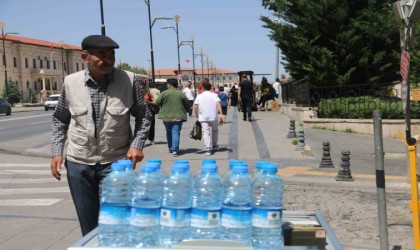 Sıcak havalar en çok onların yüzünü güldürüyor