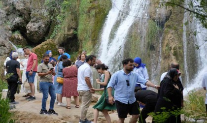 Sıcaktan bunalanlar Girlevik Şelalesinde serinliyor