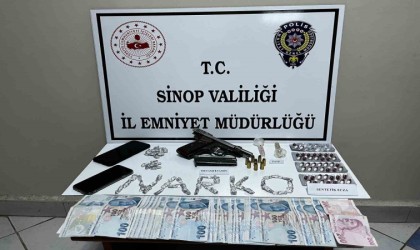 Sinopta şüpheli şahısların araç ve ikametlerinden uyuşturucu çıktı