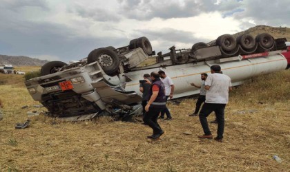 Şırnakta petrol yüklü tanker devrildi: 2 yaralı