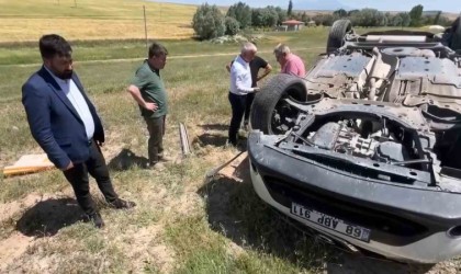 Takla atan araçtaki sürücünün yardımına vali ve başkan koştu