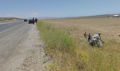 Takla atan otomobildeki 2 kişi kazayı hafif sıyrıklarla atlattı