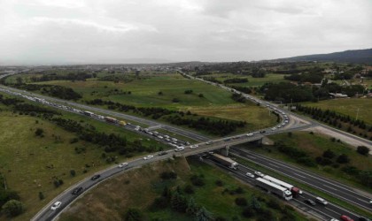 Tatilcilerin trafik çilesi: Uzun araç kuyrukları oluştu