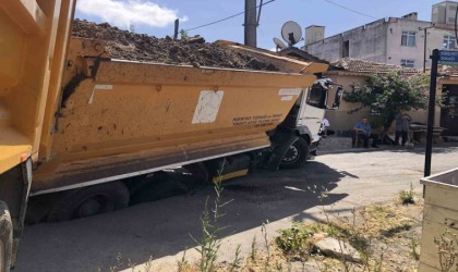 Tekirdağda asfalt yol çöktü: Kamyon yola saplandı