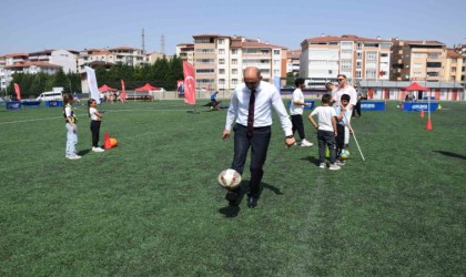 Topun başına geçti, çocuklarla çocuk oldu