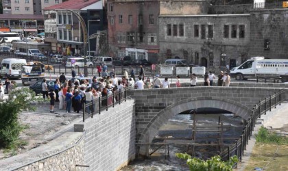 Tren yolcuları Bitlisin doğal ve tarihi mekanlarını gezdi