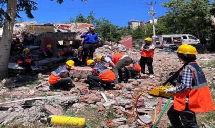 Tuncelide öğretmenlere depremde arama kurtarma eğitimi ve tatbikatı