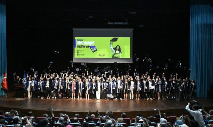 Uşak Üniversitesi 7 bin mezununu mesleki yaşama coşkuyla uğurladı