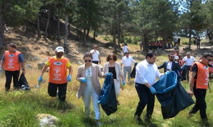 Uşakta Karaağaç Göledinde temizlik etkinliği yapıldı