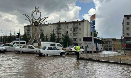 Uşakta yağmur ve dolu yolları göle çevirdi