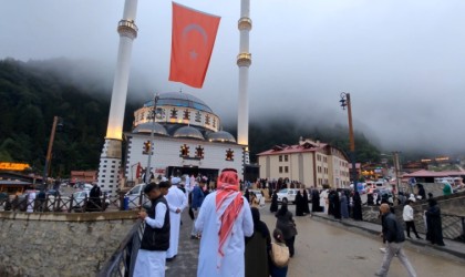 Uzungölde bayram yoğunluğu: Kilometrelerce araç kuyruğu oluştu