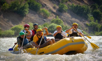 Vali Ali Çelik, Zap Suyunda gençlerle rafting yaptı