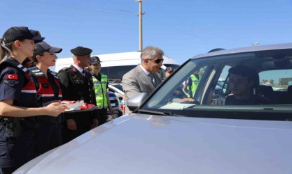 Vali Çelik uygulama noktalarını denetledi sürücülerin bayramını kutladı