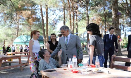 Vali Çelikten huzurevi ve çocuk evleri sakinlerine bayram ziyareti