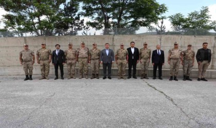 Validen görev başındaki personele bayram ziyareti