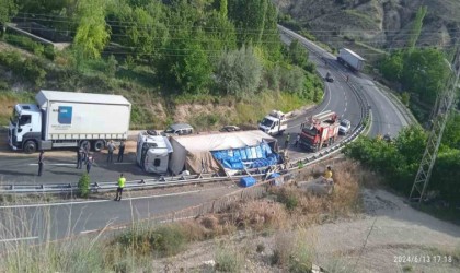 Virajı alamayan tır devrildi, sürücü ağır yaralandı