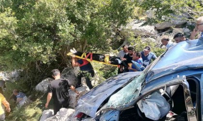 Yayla yolunda otomobil uçuruma yuvarlandı: 5 yaralı