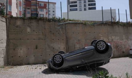 Yeni aldığı arabasıyla sitenin bahçesine uçtu