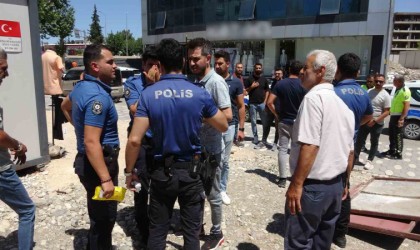 Yol verme kavgasını ayırmaya çalışan polis yaralandı