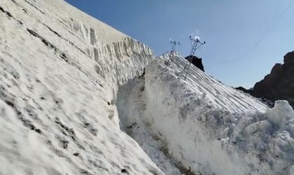 Yüksekovada haziran ayında 8 metrelik kar tünelleri