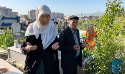 Yüksekovada vatandaşlar bayram namazı sonrası mezarlıklara akın etti