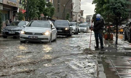 Yüksekovada yollar göle döndü