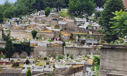 Zonguldakta vatandaşlar arife günü mezarlık ziyaretleri yaptı