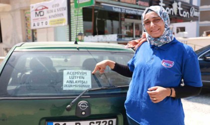 14 yıldır ehliyeti olmasına rağmen araç kullanamayan kadın, Acemiyim. Lütfen anlayışlı olur musunuz notu sayesinde korkusunu yendi